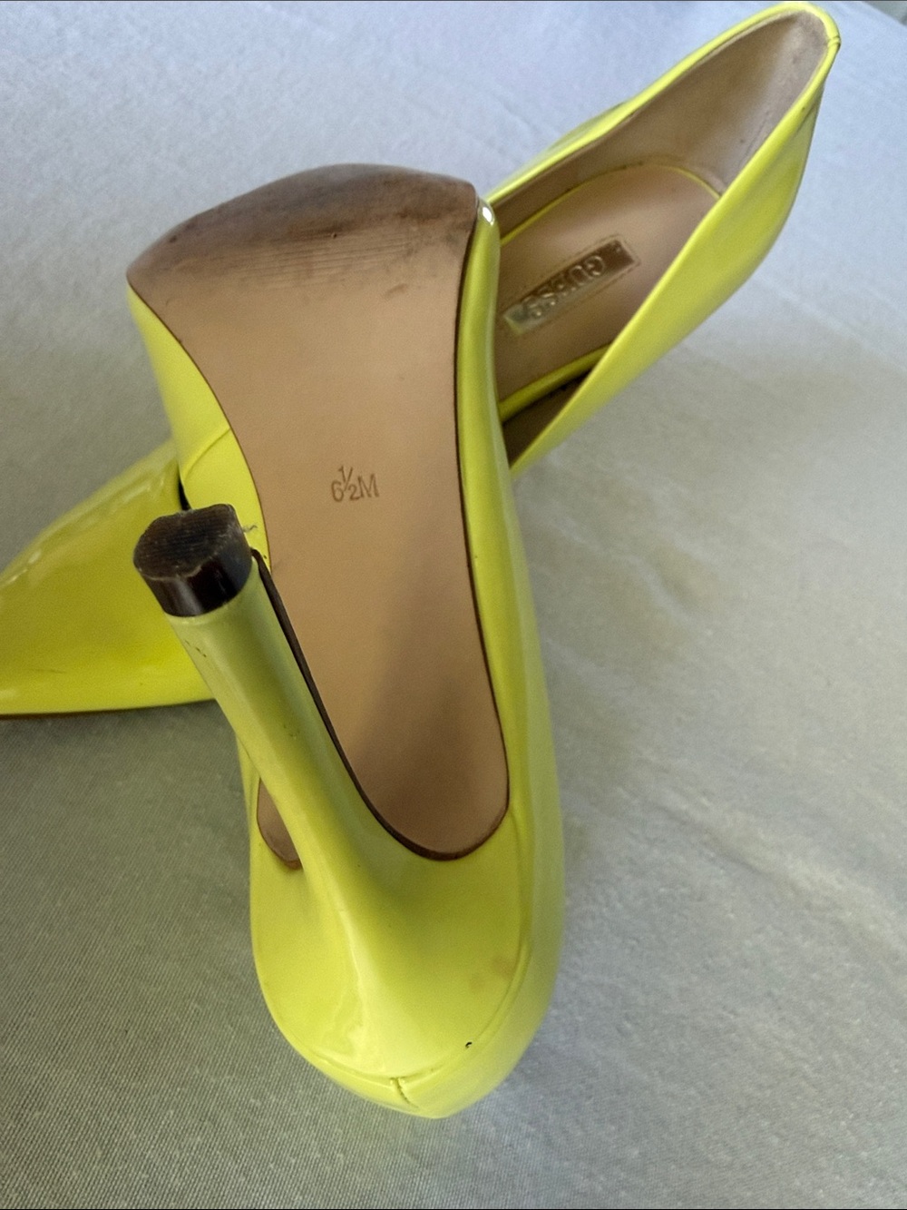 Women’s Size 6.5 Guess Pointed Toe Patent High Heels in Neon Yellow 3.5 inch - Picture 5 of 5